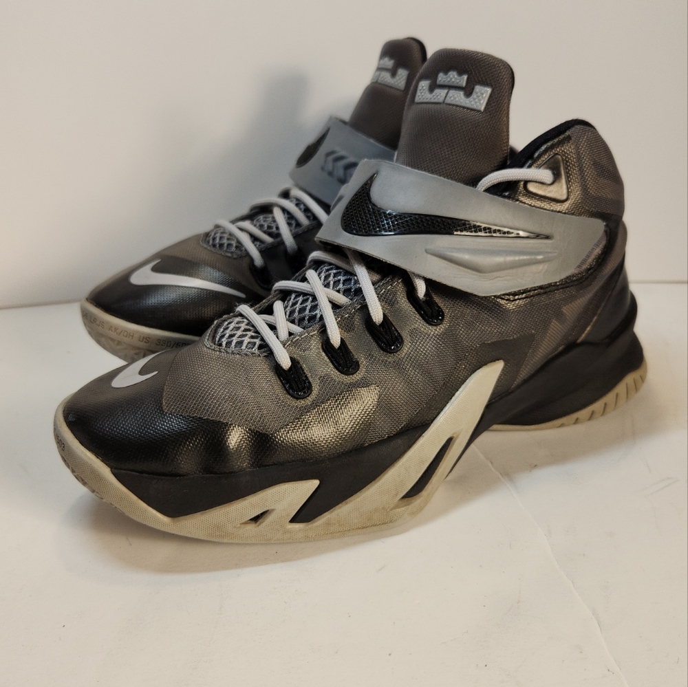 Nike Boys LeBron Soldier 8 653645-008 Gray Basketball Shoes Sneakers Size 5.5Y